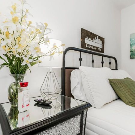 Becky & Marvels 420 Stay - Private Room แคนซัสซิตี ภายนอก รูปภาพ